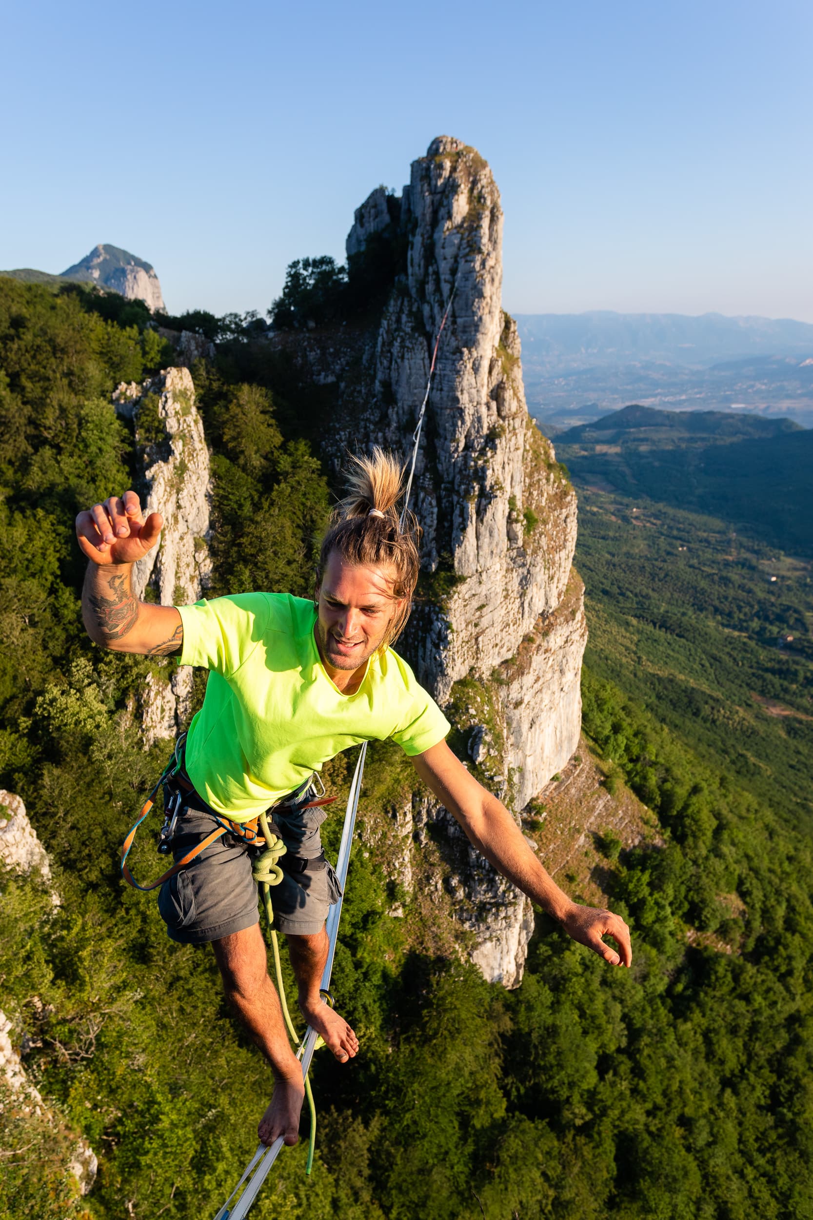 Alessandro in equilibrio su una highline tra le pareti dei Monti Alburni