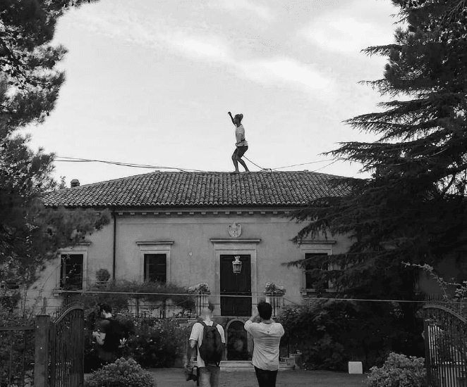 Highline montata sopra il tetto di Villa Di Bella, con alcuni spettatori nel giardino