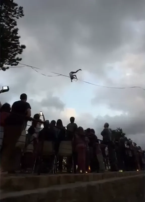 Alessandro Mignemi durante uno show di slackline a Isnello, con il pubblico sullo sfondo
