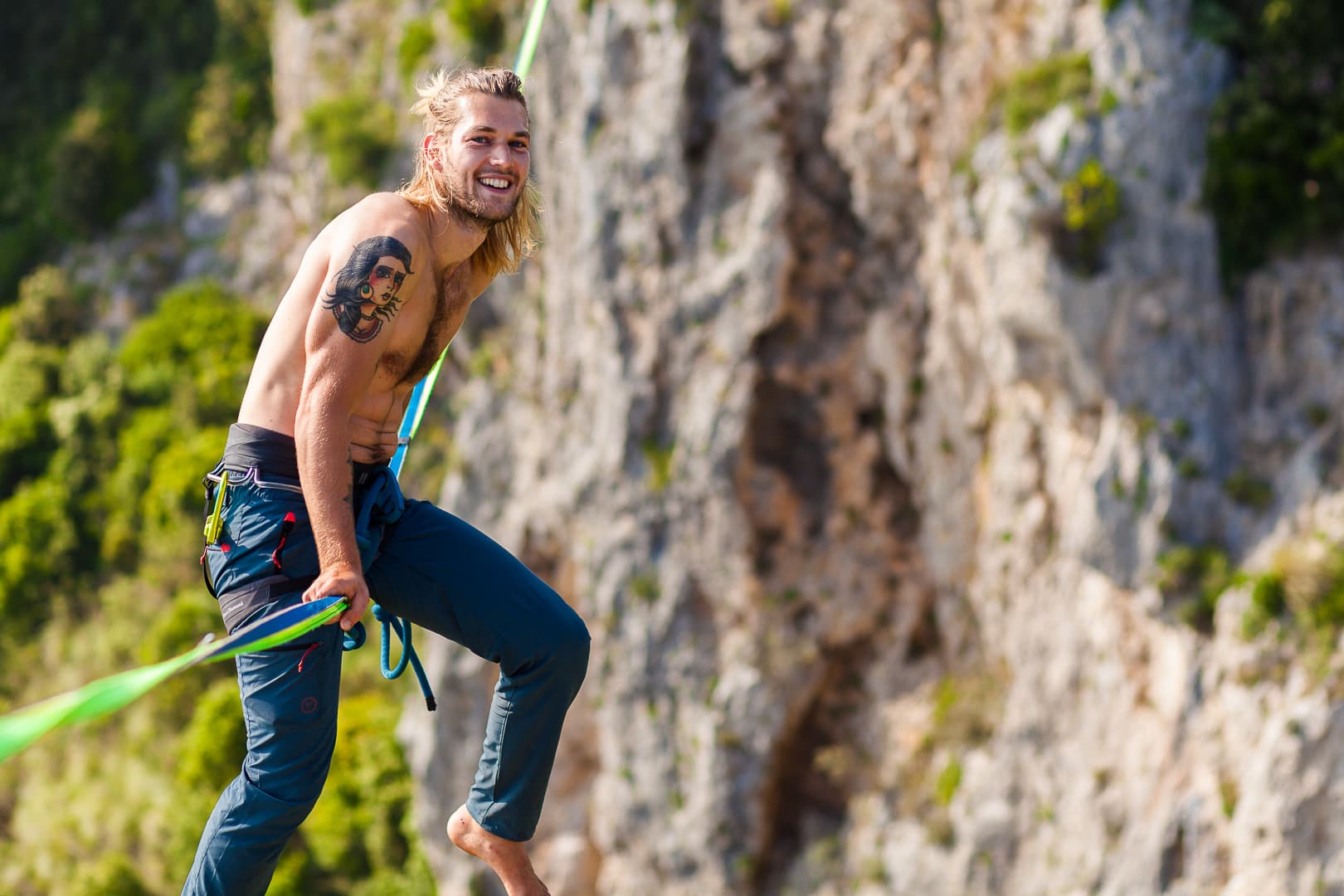 Alessandro Mignemi in equilibrio su una slackline davanti a una parete di roccia